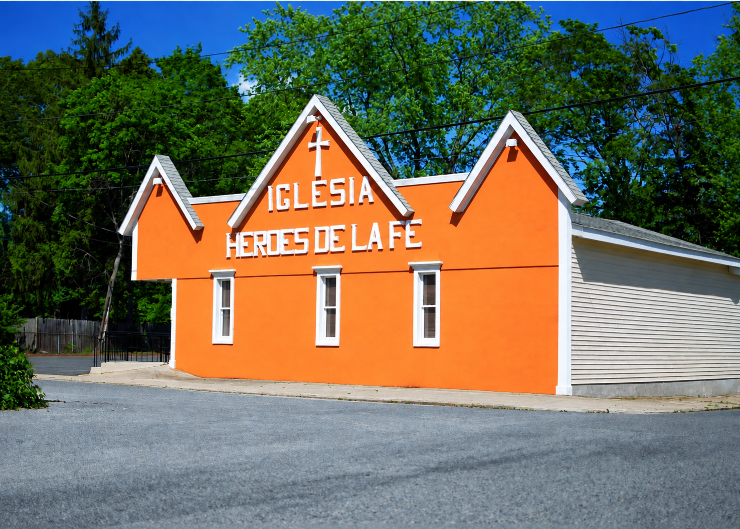 Fachada de la Iglesia Héroes de la Fe en Attleboro